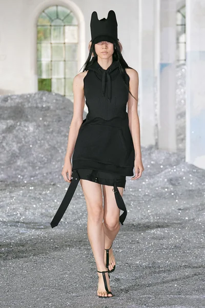 Look 16